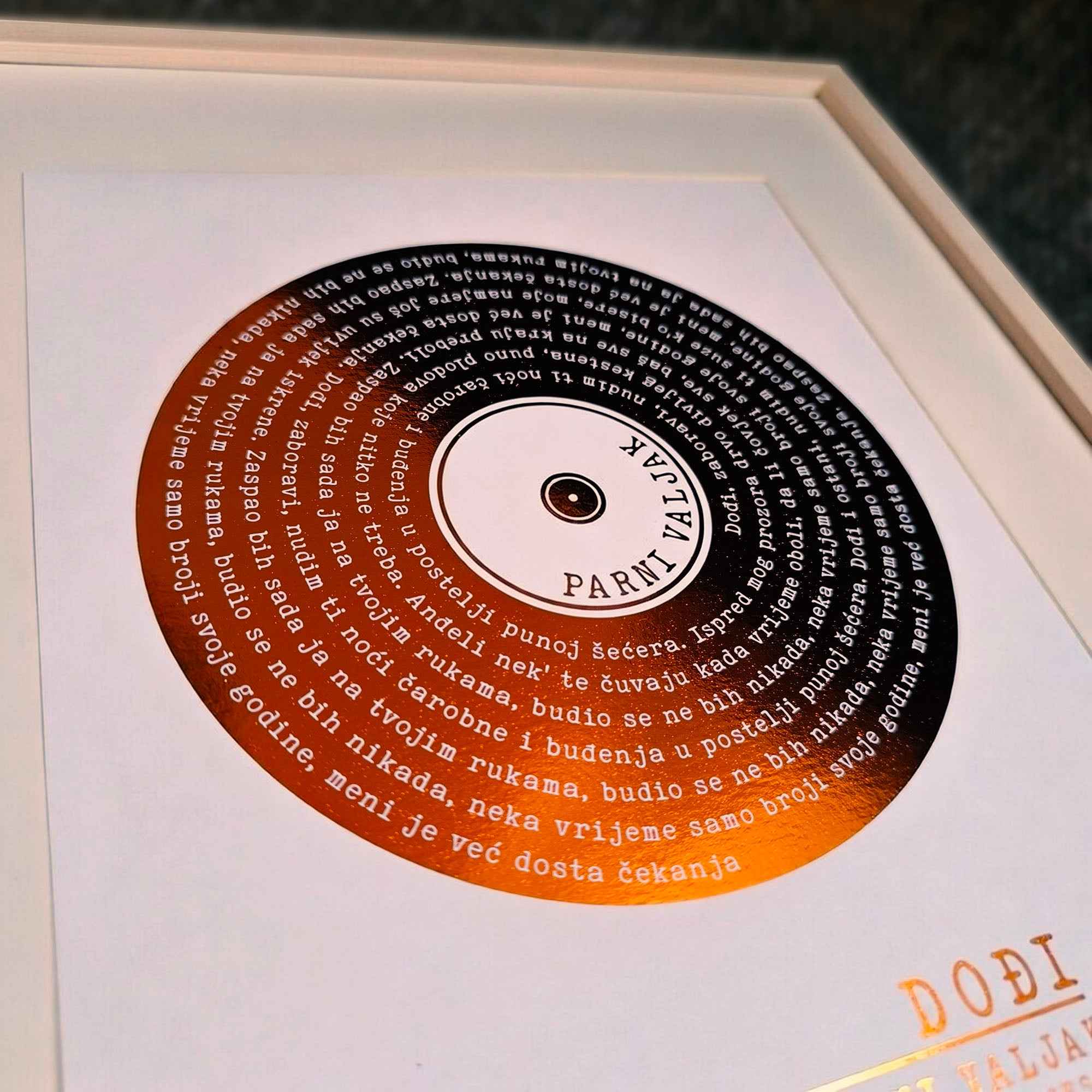 Stihovi pjesme gramafonska ploca metalik print DI ADORE